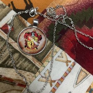 Harry Potter hogwarts gryffindor house crest‎ necklace